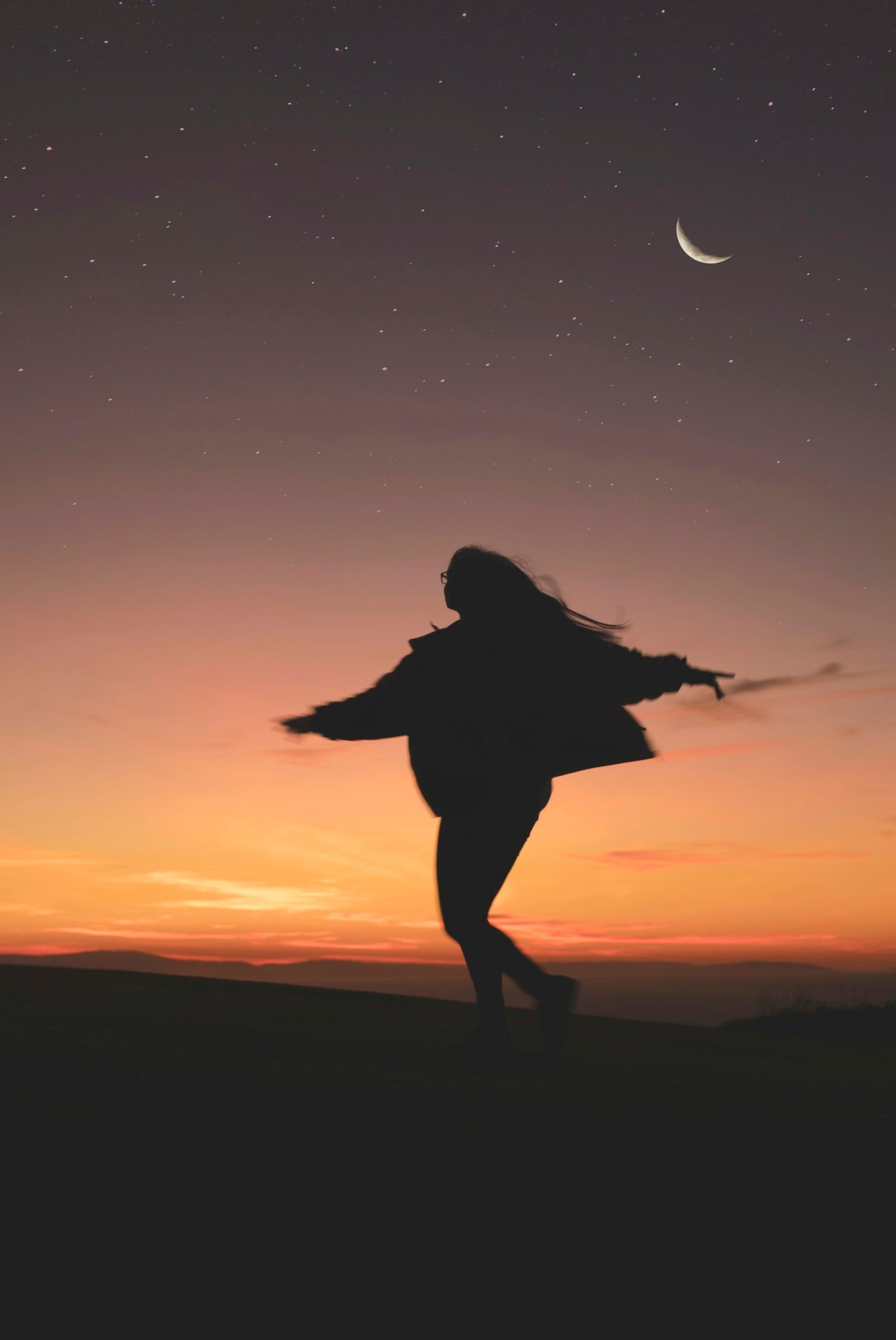 Silueta de una persona corriendo al atardecer, evocando el primer paso hacia empezar a correr