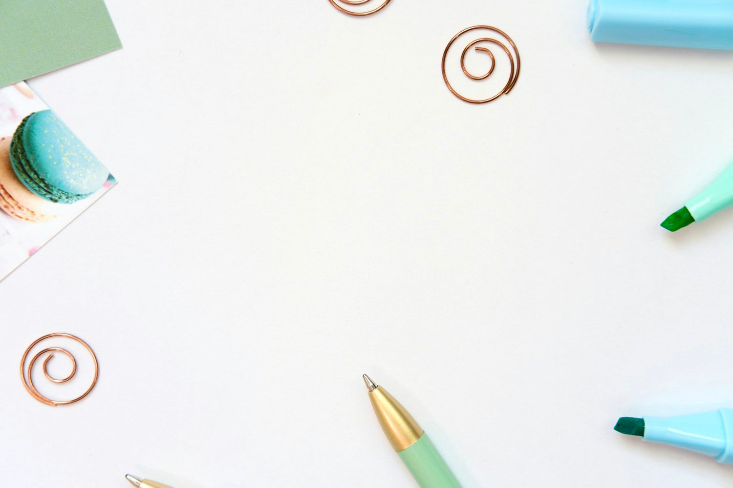 Escritorio ordenado con papelería organizada, evocando ordenar tu escritorio
